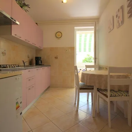 Radojka L Near Centre Apartment *